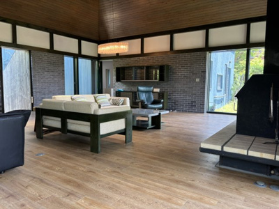 【居間・リビング】 | 西宮市甲陽園目神山町　中古戸建 | 木材をふんだんに使った天井。大きな窓から明るい光が差し込みます