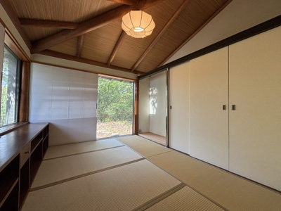 【和室】 | 西宮市甲陽園目神山町　中古戸建 | 風情のある6帖の和室は収納付き