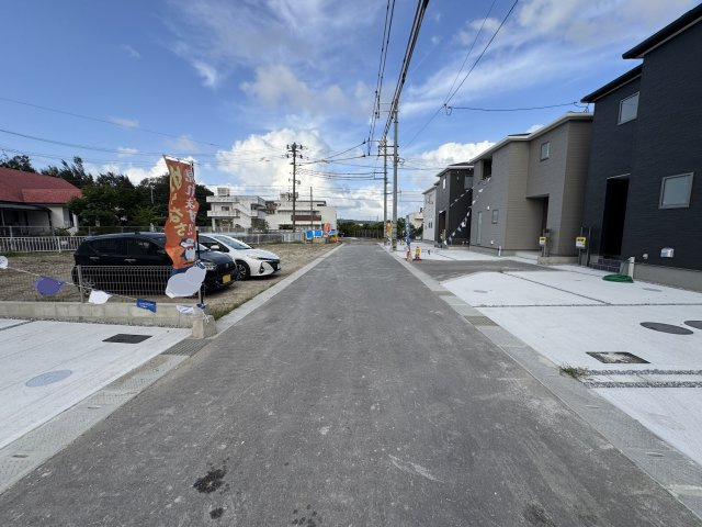 うるま市前原（全10棟）8号棟の前面道路含む現地写真|※中央側4.5m道路♪