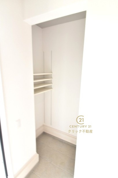 ケイアイフィット　ひたちなか市市毛　4期 　2の玄関|ミニトランクとして使えるスペースです。雨具、防災用品、スポーツ用品等を置くのもいいですね。オープンタイプの可動棚は置きたい物に合わせて自由な使い方ができます。
