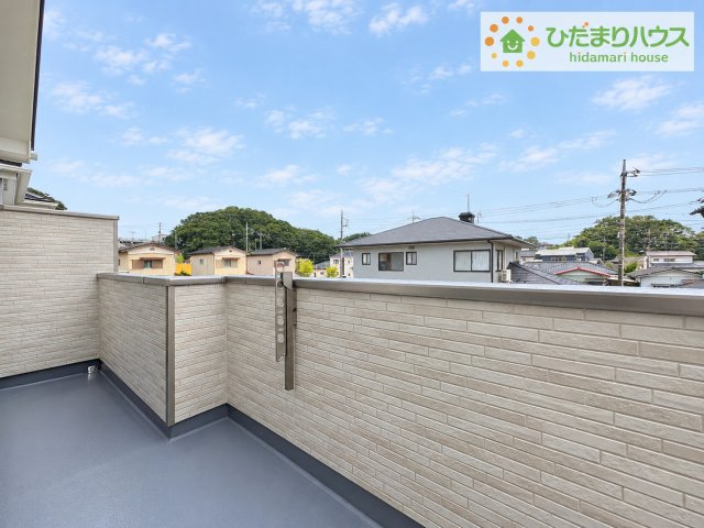 ひたちなか市相金町　新築戸建　A号棟のバルコニー|ワイドなバルコニーで、ご家族全員のお洋服もらくらく干せちゃいます( *´艸｀)