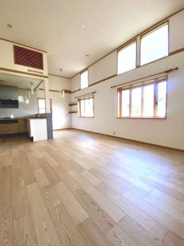 茂原市六ツ野　中古戸建の居間・リビング|内外装リフォーム済み令和8年4月 オール電化 上下水 カーポート2台 スーパーナリタヤ徒歩約22分