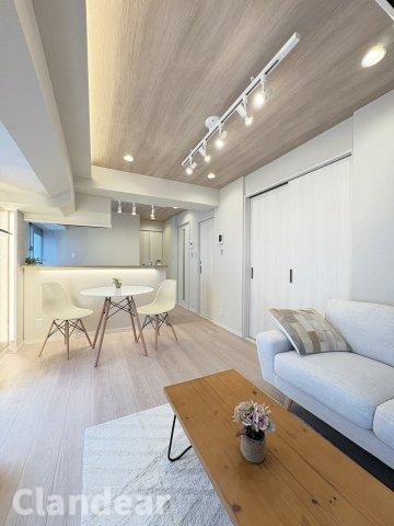 ヴィラロイヤル両国の居間・リビング|ドキドキの新生活も、安心してスタート。ぴったりの住まいを見つけませんか？クランディアが一緒に住まい選びをサポートします‼　まずは、お気軽にお問合せください　＃クランディア