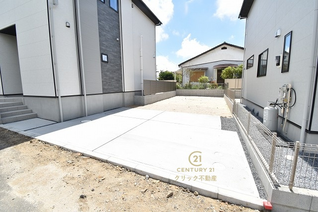 ケイアイフィット　ひたちなか市市毛　4期 　3の駐車場|並列駐車可能なカースペースを確保。毎日のお車の出し入れがストレスなく行えます！
内覧可能です。ご予約はHPから、またお電話でも、お気軽にどうぞ。