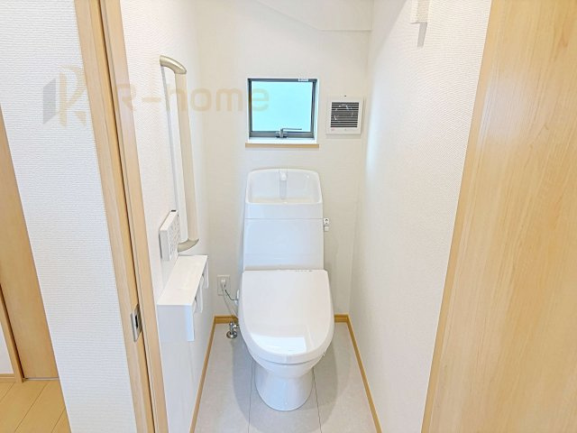 ひたちなか市相金町　新築戸建て　A号棟のトイレ|温水洗浄便座付きのトイレ。
トイレが２ヵ所設置で朝の忙しい時間でも安心です。