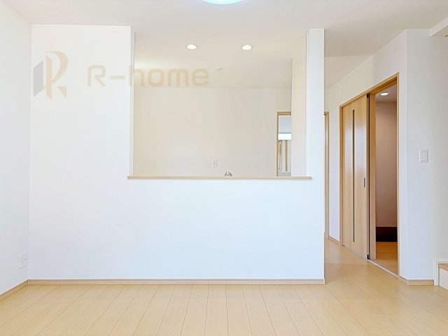 ひたちなか市相金町　新築戸建て　A号棟のキッチン|リビングで遊ぶお子様にも目が届くカウンターキッチン！