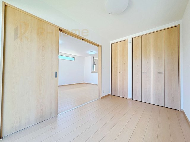 ひたちなか市相金町　新築戸建て　A号棟の洋室|1階洋室はゲストルーム、キッズスペースとしても利用可能♪
開放してリビングと繋げればゆとりの大空間！