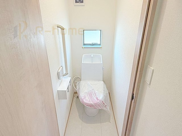 ひたちなか市相金町　新築戸建て　B号棟のトイレ|温水洗浄便座付きのトイレ。
トイレが２ヵ所設置で朝の忙しい時間でも安心です。