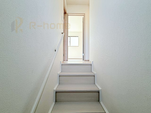 ひたちなか市相金町　新築戸建て　B号棟の内装|手すりのついた階段！小さなお子様の利用も一安心です♪