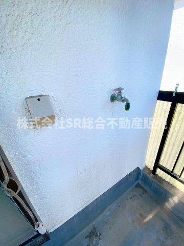 中石切町5丁目中古戸建の設備|洗濯機置場は、バルコニーにあります。