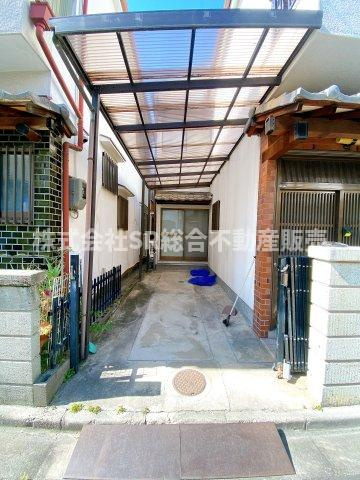 中石切町5丁目中古戸建の駐車場|お車をお持ちの方には必要な駐車場はカーポート付きで雨に濡れずに、和室と行き来できます！