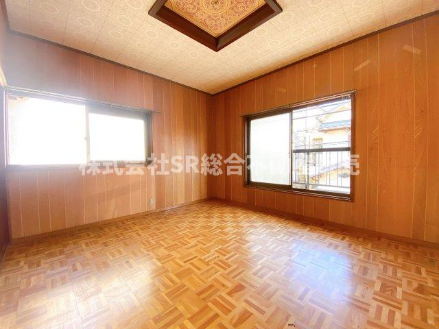中石切町5丁目中古戸建の洋室|2面採光の明るいお部屋で、日中は電気なしでも過ごせます！