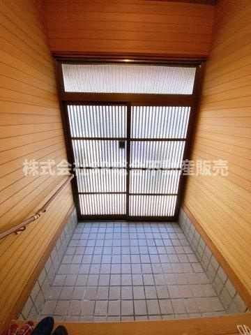 中石切町5丁目中古戸建の玄関|高齢者の方、お子様にも使いやすい引き戸タイプのドアです！