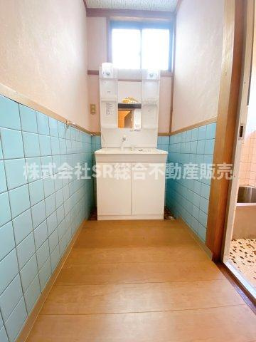 中石切町5丁目中古戸建の脱衣所|脱衣スペースもあります。