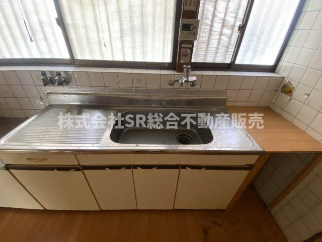 中石切町5丁目中古戸建のキッチン|調理スペース、シンク広めです。