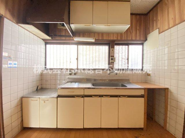 中石切町5丁目中古戸建のキッチン|上下に収納があり、調理スペースも広く、お料理しやすいです♪