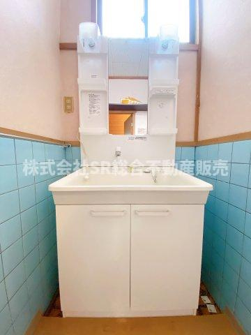 中石切町5丁目中古戸建の独立洗面台|独立洗面台、小物を置くことができて便利です