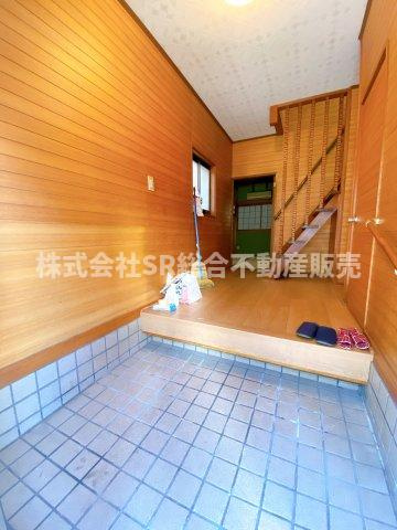 中石切町5丁目中古戸建の玄関|玄関広めで、手すりも付いてます！