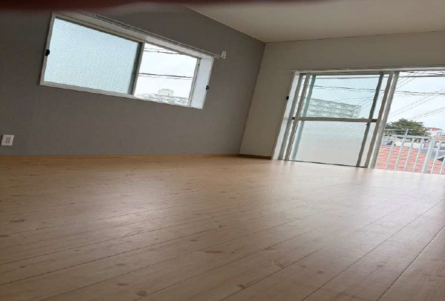 明石市朝霧南町４丁目のアパートの居間・リビング