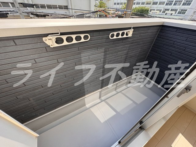  Attic宝持のバルコニー|外からの目が気にならないバルコニーで洗濯物が干せます
