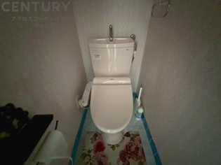 温水洗浄便座付トイレは温水洗浄機能により、暖かい水でおしりを洗浄することができ、冷たい水を使う従来の便座に比べ、温水洗浄機能で暖かいトイレを提供し、快適な使用を可能にします。