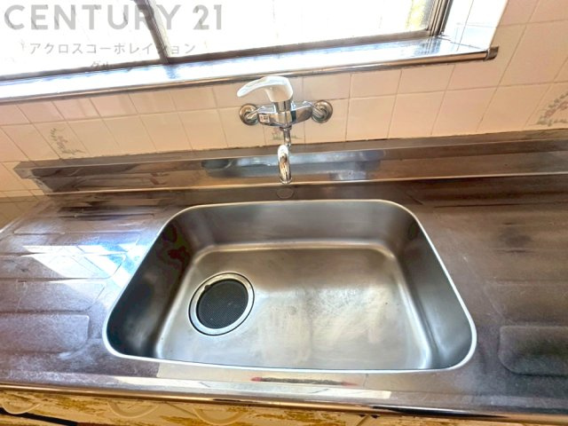 大きなシンクでお鍋などの大きな調理器具を洗う際にも便利です。