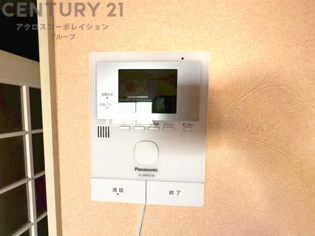 訪問者が来たときにテレビ画面で確認できるため、安心してドアを開けられます。録画機能があるものもあり、留守中に来訪者を記録しておくことができます。利便性が高く、セキュリティ面でも安心です。