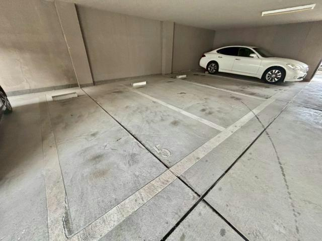 キャッスルコート国府寺町の駐車場