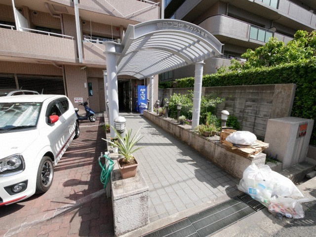 大阪市城東区成育２丁目の賃貸マンションのエントランス