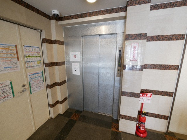 大阪市城東区成育２丁目の賃貸マンションのロビー