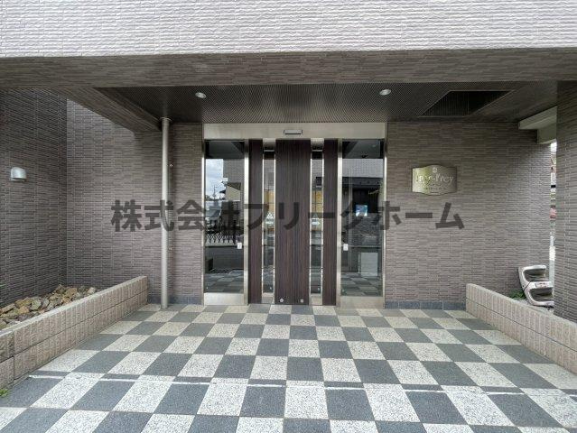 三鷹市新川６丁目の賃貸マンションのエントランス