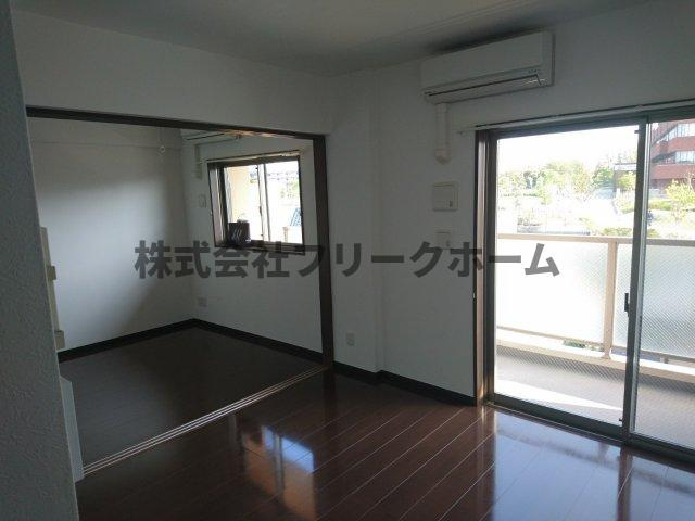 三鷹市新川６丁目の賃貸マンションの居間・リビング