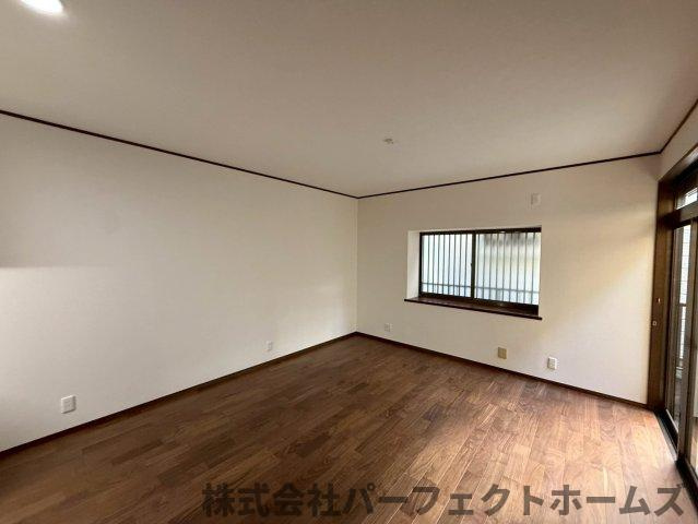東中振1丁目戸建の居間・リビング|こちらのリビングで趣味の時間をお楽しみください