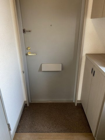 ティファニーヒルズの玄関|明るい玄関です※別号室のお写真になります。