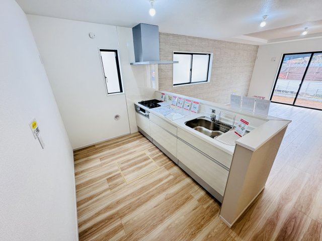 柏市大室新築戸建（大室７期）のキッチン|お手入れしやすいレンジフード・シンクの水栓には浄水器がついてます！