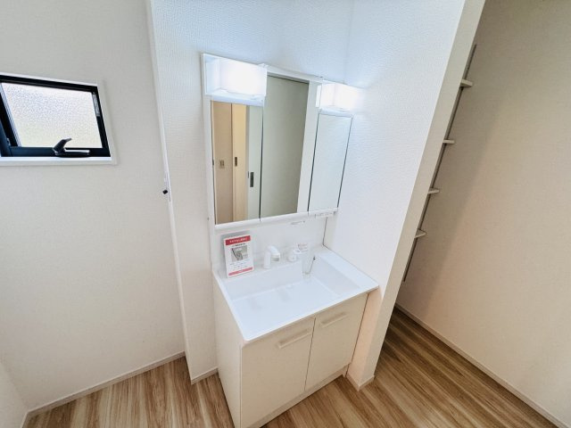 柏市大室新築戸建（大室７期）の独立洗面台|シャワーヘッド付き三面鏡洗面化粧台