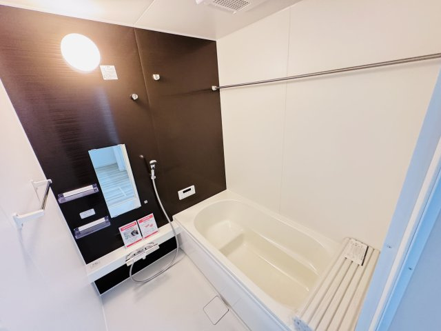 柏市大室新築戸建（大室７期）の浴室|手元で水流切り替えシャワーヘッド・足を伸ばせる広々浴槽で毎日リラックス♪