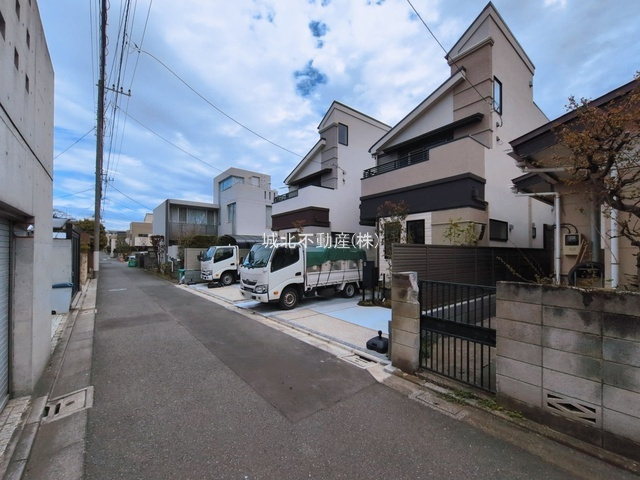 杉並区宮前5丁目 全2棟 1号棟の前面道路含む現地写真|西側約4.0ｍ公道に面する開放感
　～光と風を享受する快適な立地～