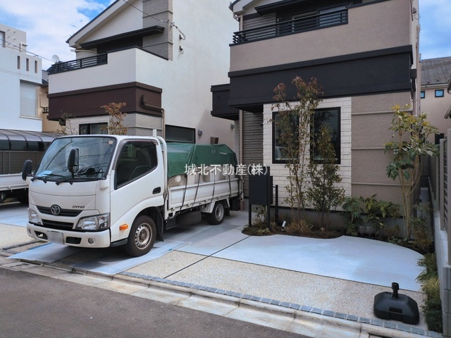 杉並区宮前5丁目 全2棟 1号棟の駐車場|前面道路が4ｍあるで駐車しやすいです♪