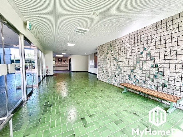 三井大曽根ハイツのその他共用部分|光と風を感じる開放的なエントランス。心地よい空間が、住まう人と訪れる人を優しく迎え入れます。
