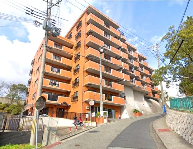 ライオンズマンション会下山公園の外観|各方面アクセスがいい住居は日々の生活を助けてくれますね。
