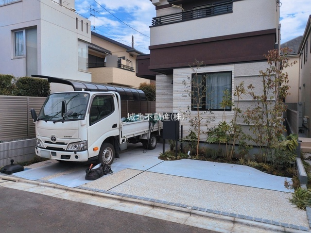 杉並区宮前5丁目 全2棟 2号棟の駐車場|前面道路が4ｍあるで駐車しやすいです♪