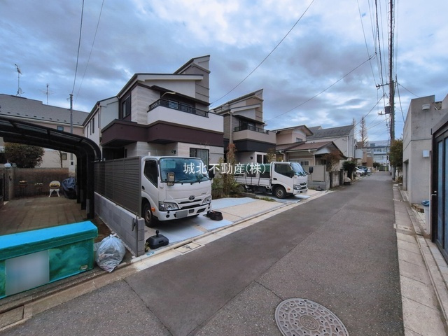 杉並区宮前5丁目 全2棟 2号棟の前面道路含む現地写真