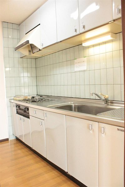 グランベールタナベのキッチン|3つ口コンロ＋グリル付　※別部屋同間取り写真につき若干相違有