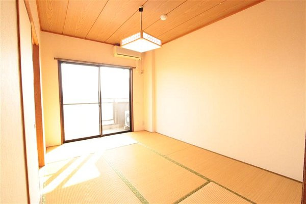 グランベールタナベの寝室|和室6畳　※別部屋同間取り写真につき若干相違有