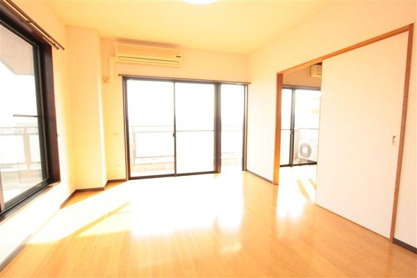 グランベールタナベ|南側洋室6.5帖　※別部屋同間取り写真につき若干相違有