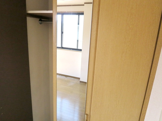 江戸川区西小岩１丁目の賃貸マンションの収納|やったー！！クローゼットに全身鏡付きです♪