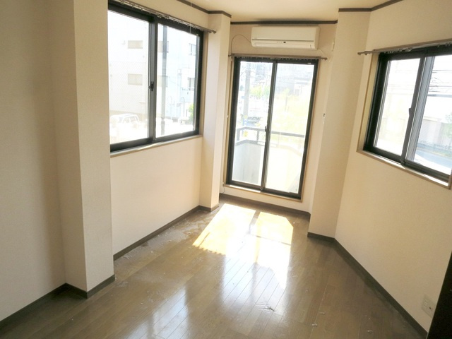 江戸川区西小岩１丁目の賃貸マンションの居間・リビング|３面採光で陽の光が気持ちいいリビングです(＾＾♪