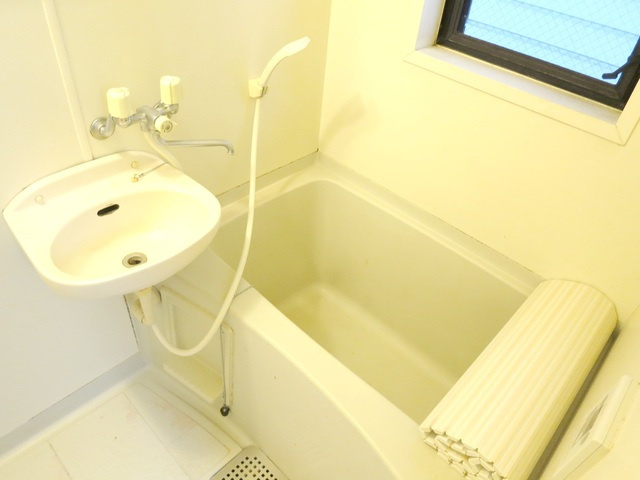 江戸川区西小岩１丁目の賃貸マンションの浴室|小窓付きお風呂でのんびりバスタイムです♪