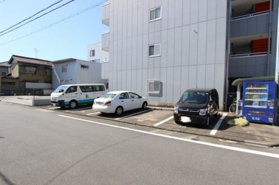 エスペラール遠若の駐車場|駐車場があるので、車を買う予定の方も安心です